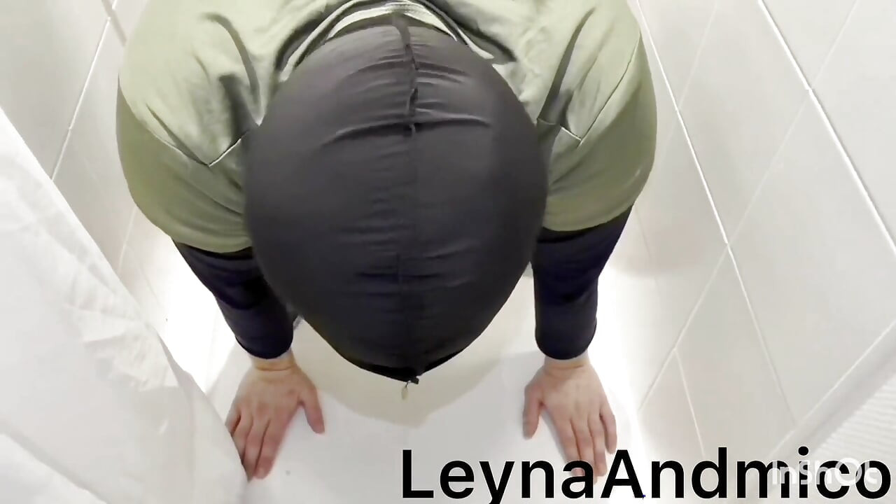 Rosto sentado para minha submissa antes de mijar na boca