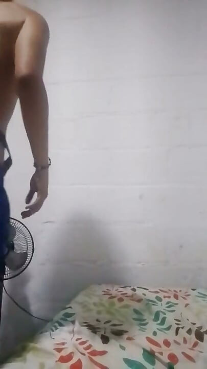 Femboy seksi comel memikat kita dengan tubuh wanita feminin bersama ayam androgini kecil