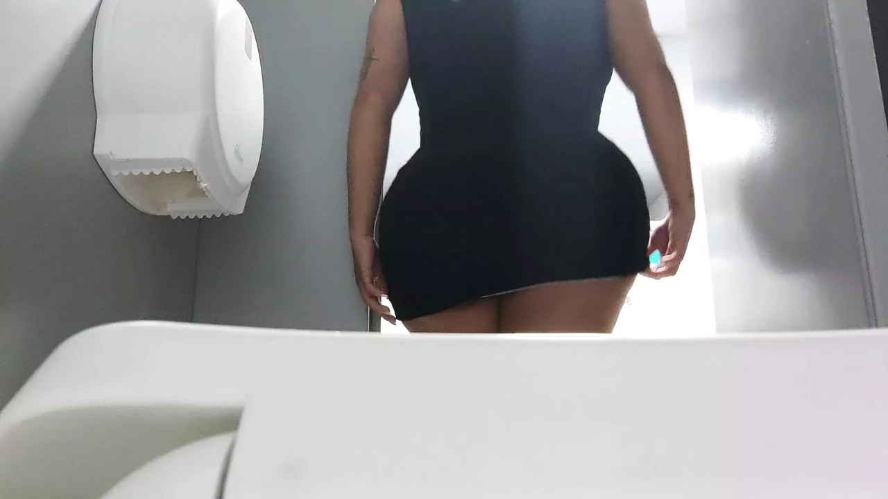 VIDEO CAPTURED BY AN AMATEUR CAMERA IN A DISCO BATHROOM