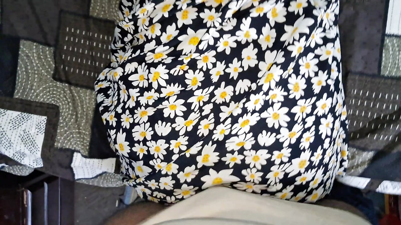 Die beste freundin des ehemanns fickt mich und füllt meine rasierte muschi
