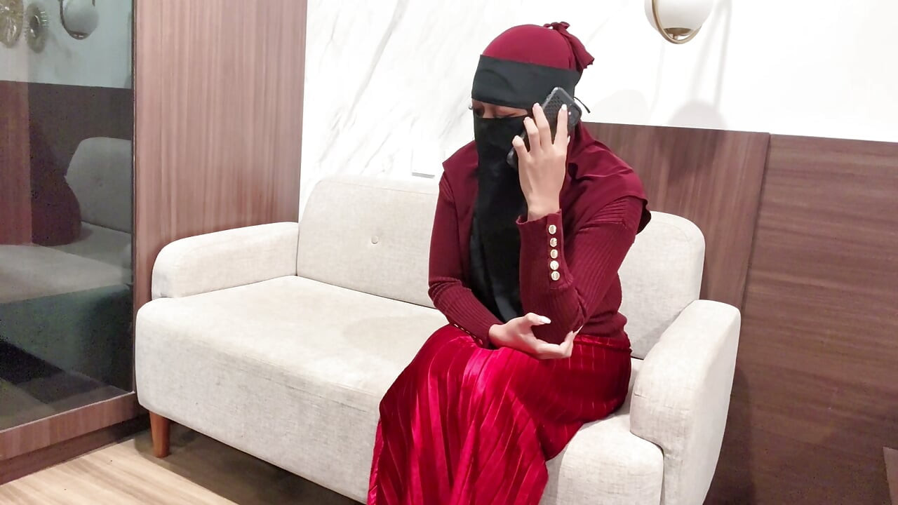אישה תמימה נואשת למכור את עצמה כדי לשלם את חובות בעלה