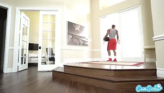 Vollbusige Stiefmutter Überrascht Schwarzen Stiefsohn in Der Badewanne