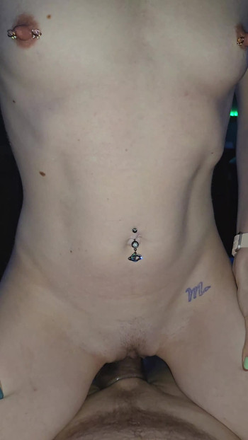 Αξέχαστη στιγμή από το "Milf rides and fucked by huge cock sleeve"