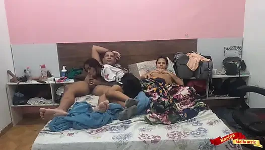 Saya menelepon teman saya untuk melihat nextfli dan suami saya tidak melewatkan kesempatan untuk memakannya