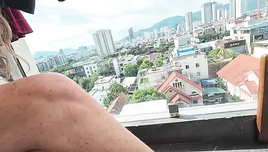 Merokok di balkonku. Nonton kamu, budakku, sambil berlutut untukku, memuja ratumu