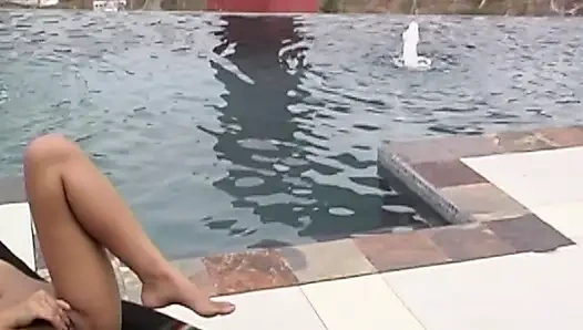 Sinnliche Masturbation am Pool
