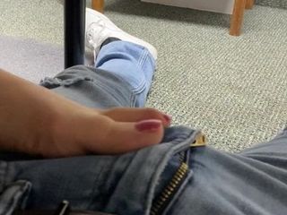 Мой босс использует ее ступни под столом