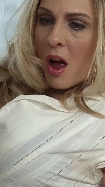 Napínavý okamžik z "Blonďatá zralá Angela Attison dostane svého prvního černého monstrózního ptáka pro mezirasový sex"