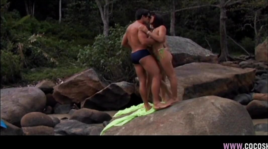 Des brunes en bikinis rose jouent avec du vert