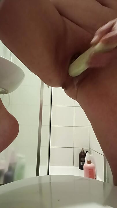 Masturbándose con un pepino