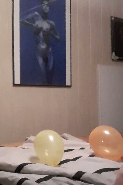 Balonlarla Çıplak