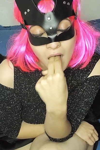 Mặt nạ âm hộ của tôi làm cho tôi rất nghịch ngợm! Tôi đang chạm vào bản thân mình ngay bây giờ