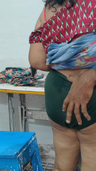 재단사인 시어머니가 옷을 바느질하고 있었기 때문에 나는 그녀를 도와주는 것처럼 그녀와 섹스를 했다. | 클립 2
