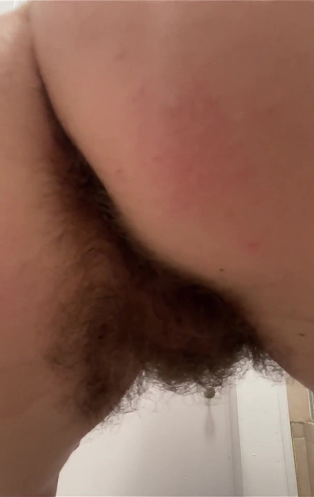 Chlupatá kundička čůrá zezadu