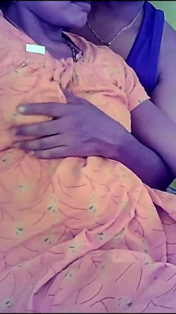 Morate vidjeti trenutak iz "Indijske seoske kućanice pokazuju velike sise i crne bradavice"