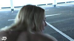 La blonde allemande Miley Weasel se fait enculer dans un parking public