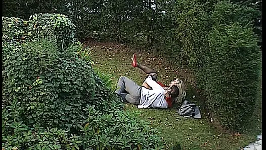 Suster nakal dengan toket besar ini dientot sama pasiennya di sofa - aksi blowjob hot rambut pirang!