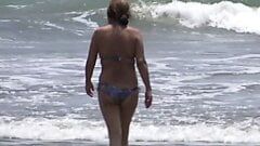 Mijn vrouw geniet van het strand met de zoon van haar vriend en heeft seks