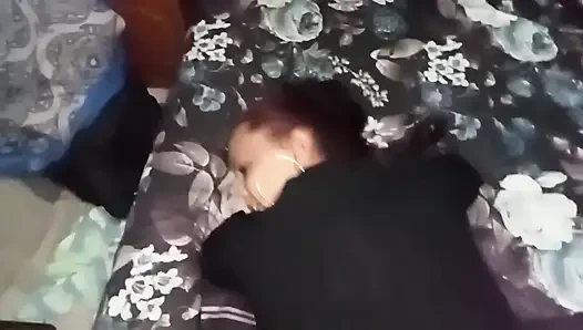 Einzelne verzweifelte stiefmutter fickt vermieter, um miete zu bezahlen