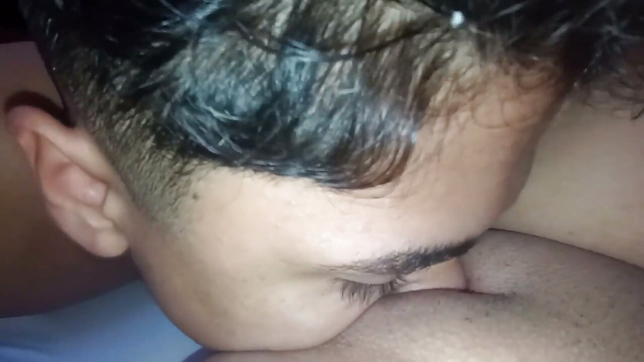 若い隣人とセックスして、私のマンコを舐めさせた後、私のクンニを広げて犯す