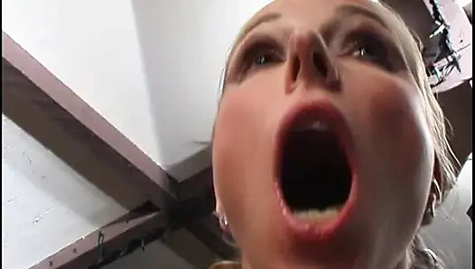 Крошка В Красных Чулках-сеточках Доминирует Над Связанным Членом В Диком Бдсм-тройничке