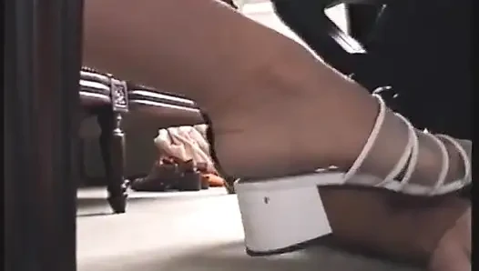 Weiße high heels vom sklaven in Nahaufnahme video verehrt