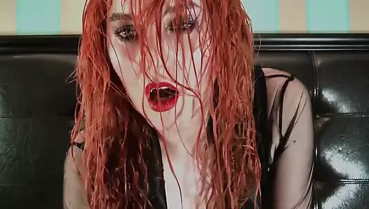 Cinta digigit oleh cewek seksi