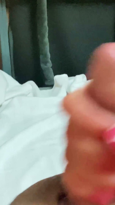 Una desconocida me pajó en el tren en el vagón cama | Clip 1