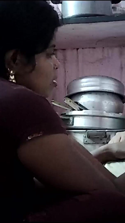 Momento epico da "La moglie casalinga indiana si abbraccia e bacia"