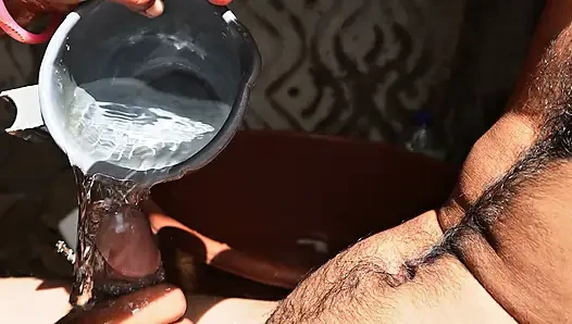 Meri girlfriend kapde nahi hai  aur main nahane ja raha tha