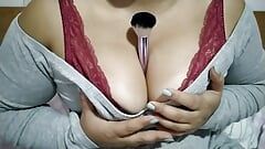 Sexy máma Nikita si hraje se svými velkými prsy
