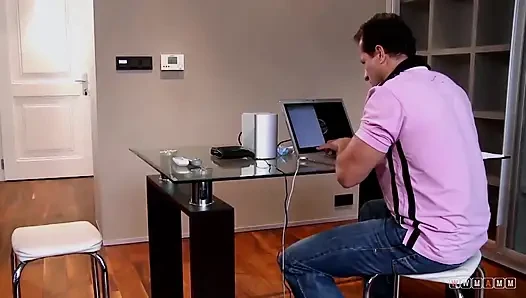 Sahte memeli çarpıcı sarışın fotoğraf çekiminde sikiliyor