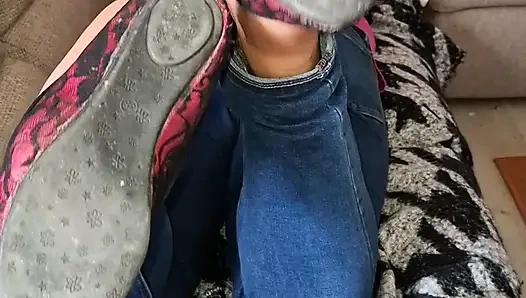 Tetap diabaikan di kakiku yang bau dan kotor