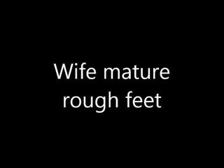 我的成熟 bbw 妻子粗糙的脚