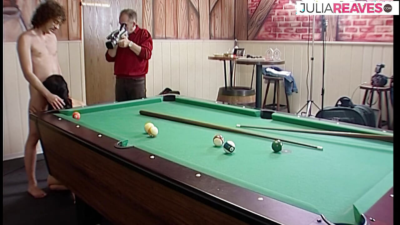 شقراء تمص زب عشاقها الضخم بينما يصورها على الكاميرا