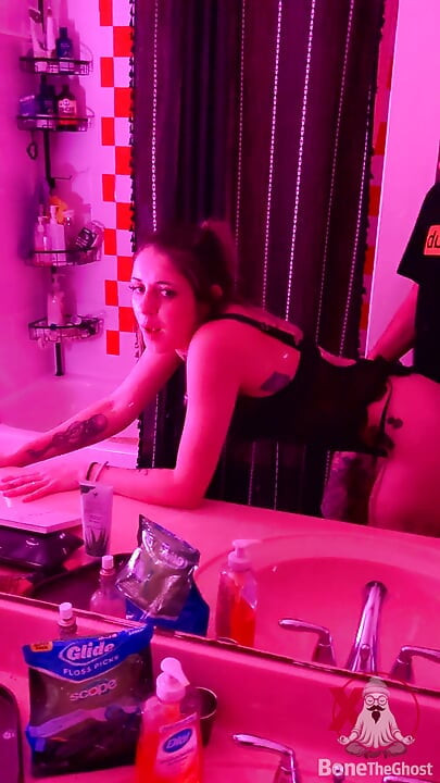 Orta yaşlı seksi arkadaşımı aynanın önünde sikiyorum