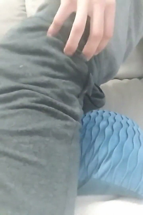 Kjekk mann med god kropp knuller puten på sofaen og tror det er rumpa di