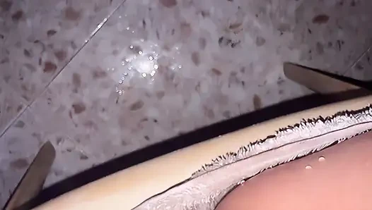 Brunette Squirt: Jari Ajaib dan Semprotan yang Tidak Terkendali