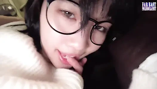 Tatlı gözlüklü tatlılar tembel bir günde sonsuz gulp mutluluk içinde sıcak damlaların tadını çıkarıyor -bölüm.2