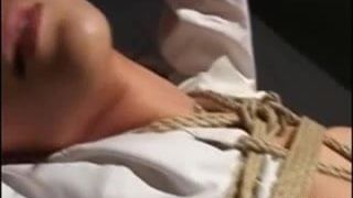 Asiatisches Teen Shibari mit Seilen gefesselt