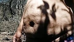 Esibizionista paffuto si masturba in crociera con un piccolo cazzo in Camino Verde e fuma