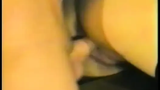 Azgın tatlı kız bacaklarını geniş açıyor ve sulu amını yalatıyor ve sikiyor