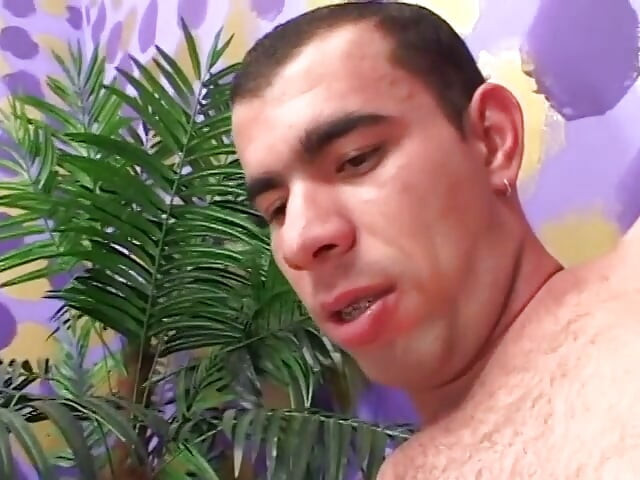 Latina travesti y chico blanco tienen sexo gay