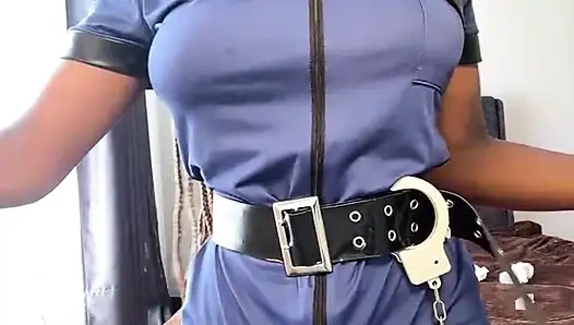 Polis memuru kelepçeli hazır