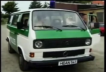 2 Polizisten ficken im Dienstwagen
