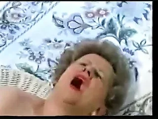 Mollige alte Oma neckt in Strümpfen