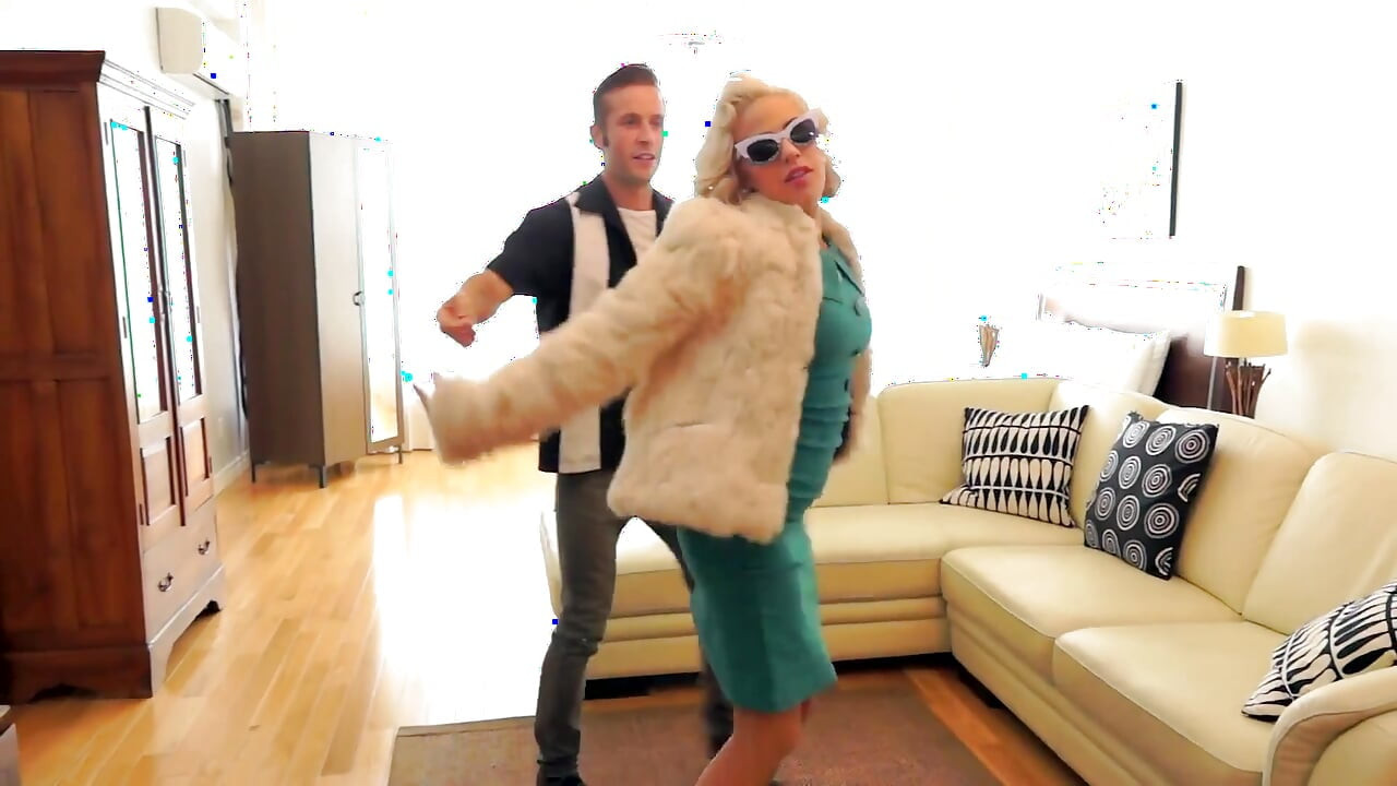 पागल-सींग का बना हुआ सुनहरे बालों वाली बेब सींग का बना हुआ पाला और गड़बड़