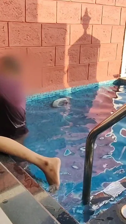 Momen kuat dari "komal masuk ke kolam renang untuk pertama kalinya, suami turun dari belakang"