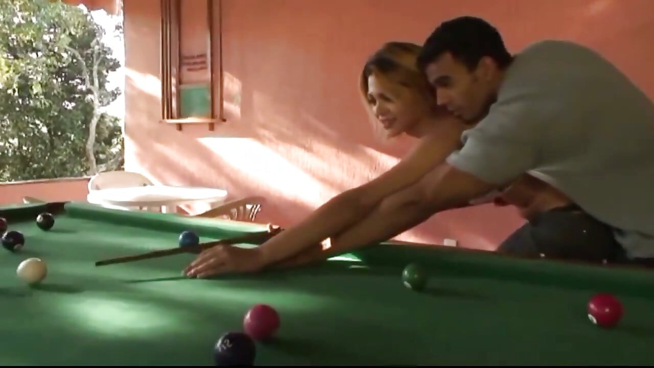 Une trans suce une bite et se fait sodomiser sur la table de billard