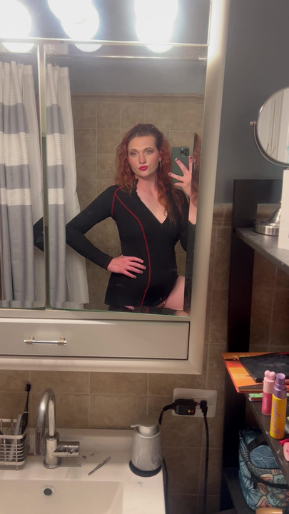 You match with a girl and tinder and she sends you this, what do you respond? Wrong answers only please.